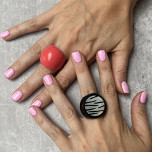 Load image into Gallery viewer, Vintage Black Mother of Pearl Cocktail Ring
