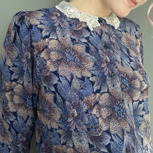 Load image into Gallery viewer, Vintage 90s Blue Floral Print Lace Collar Blouse Top
