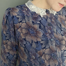 Load image into Gallery viewer, Vintage 90s Blue Floral Print Lace Collar Blouse Top