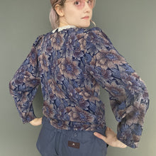 Load image into Gallery viewer, Vintage 90s Blue Floral Print Lace Collar Blouse Top