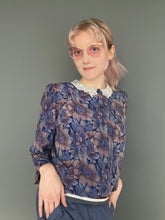 Load image into Gallery viewer, Vintage 90s Blue Floral Print Lace Collar Blouse Top