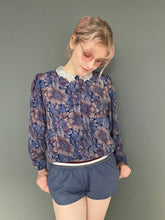 Load image into Gallery viewer, Vintage 90s Blue Floral Print Lace Collar Blouse Top
