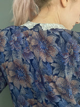 Load image into Gallery viewer, Vintage 90s Blue Floral Print Lace Collar Blouse Top
