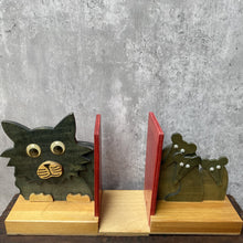 Load image into Gallery viewer, Vintage Retro Wooden Book Ends - Mid-Century Cat &amp; Mouse
